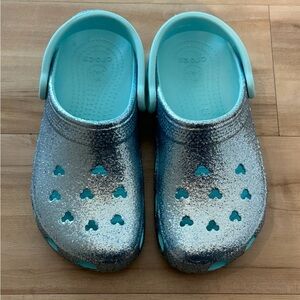 Disney CROCS - Mickey Mouse Aqua/Silver Glitter W7 M5